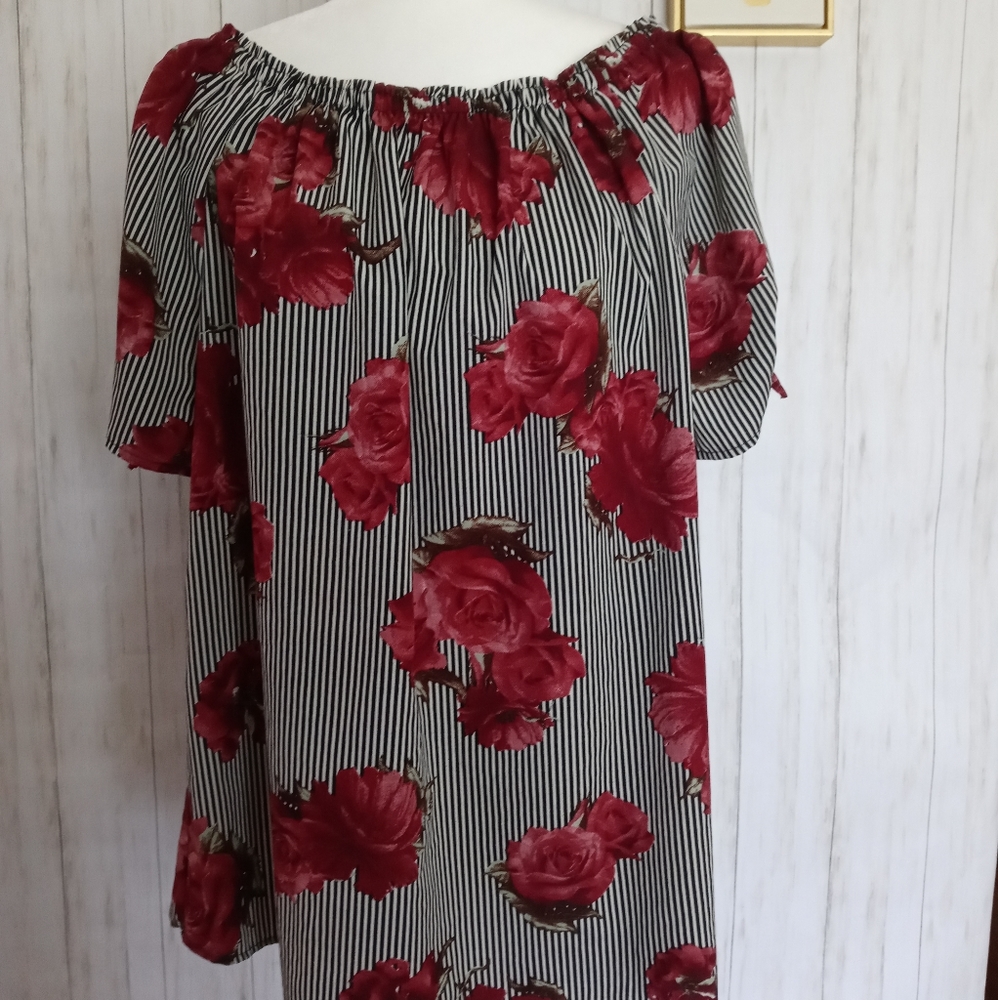 Blouse top Women Milage  Size 1X  Floral  Off The Shoulder Shorts Sleeves New